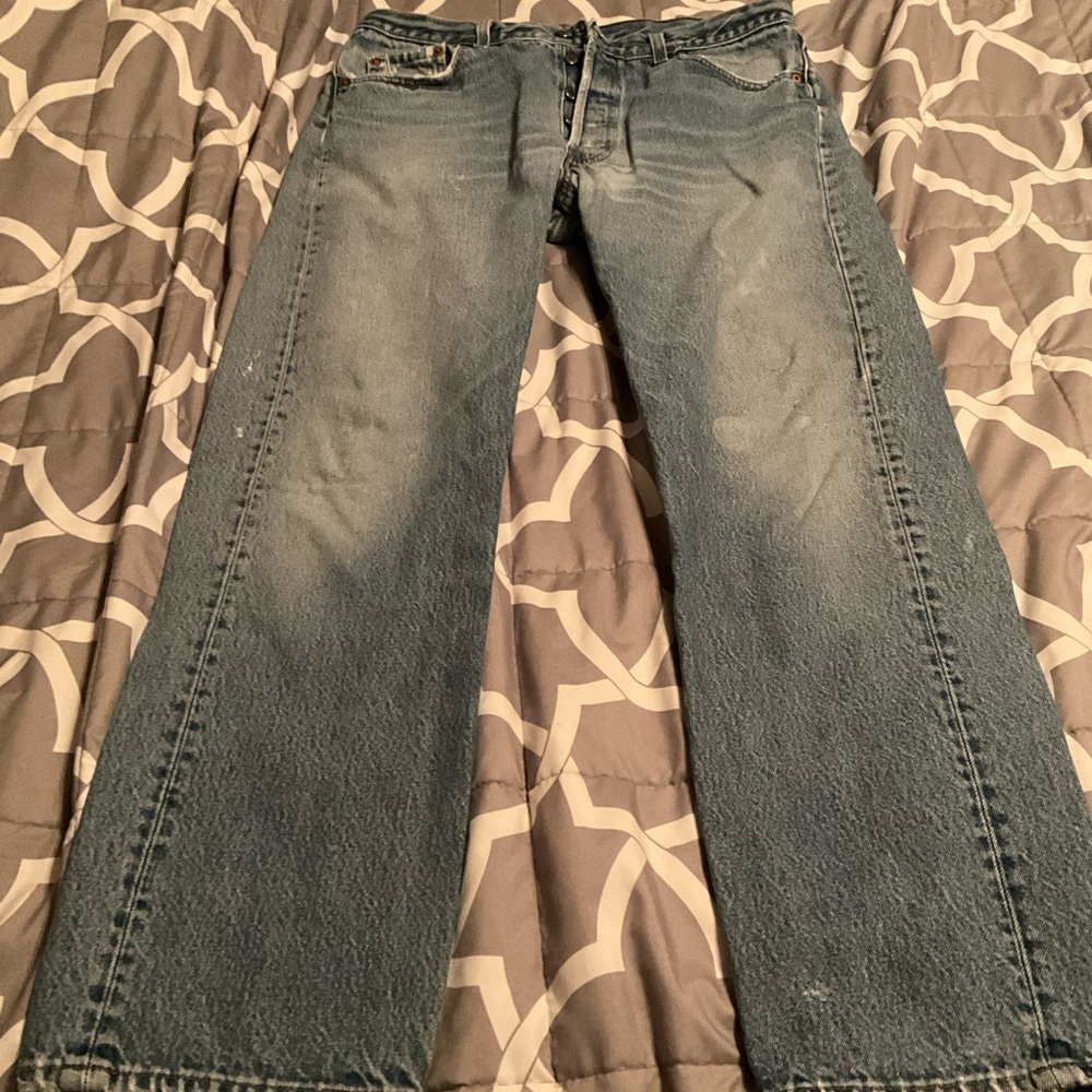 Levis 501 Mens Jeans Medium Wash Button Fly 36”W 33”L.